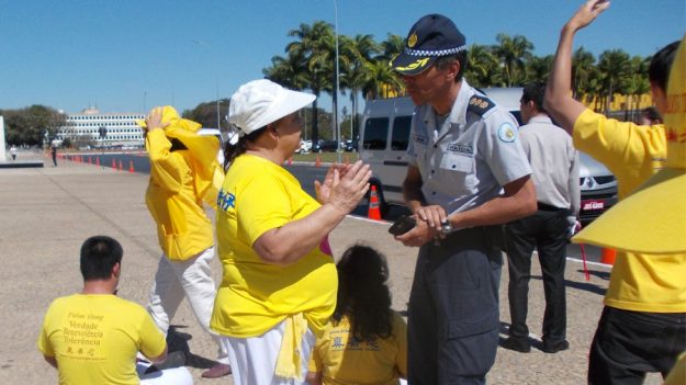 Praticantes do Falun Dafa são agredidos por chineses em Brasília | Opinião