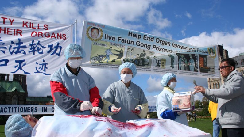 Uma cena da extração forçada de órgãos de praticantes do Falun Gong na China é representada durante uma manifestação em Ottawa, Canadá, em 2008 (Epoch Times)