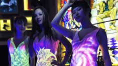 Artista chinês realiza pintura ultravioleta em vestidos de festa