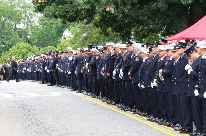 Multidão em NY homenageia bombeiro que morreu para salvar