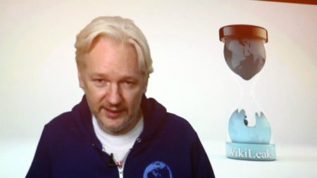 Promotores suecos retiram investigação contra Julian Assange