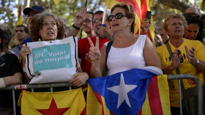 Uma multidão acompanhou com gritos, do lado de fora do Parlamento, a votação da lei que permitirá a consulta popular de 9 de novembro (Josep Lago/AFP/Getty Images)