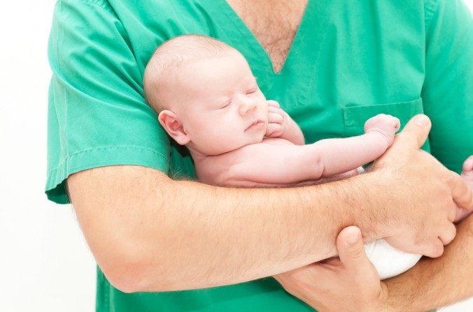 Bebês nascidos via cesariana têm uma chance maior de terem que ser administrados na UTIN e de sofrerem de problemas respiratórios (*Shutterstock)