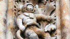 O mistério do astronauta moderno esculpido em antiga catedral