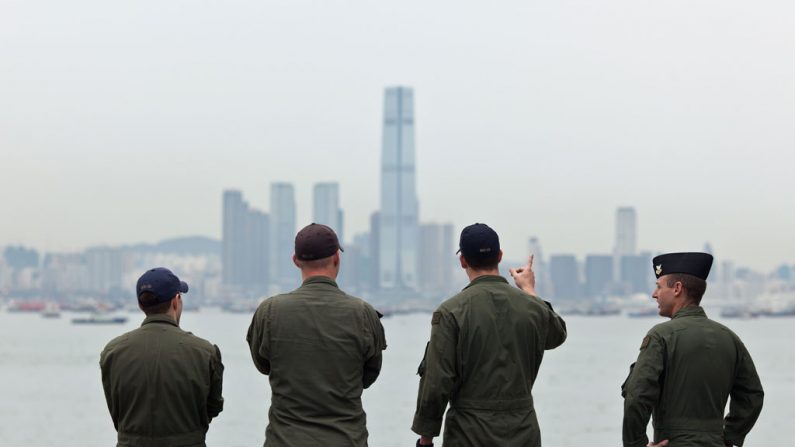 Marinheiros a bordo do USS Makin Island olham em direção a Hong Kong em 20 de agosto de 2014. Michael Pillsbury, assessor do Pentágono, diz que os EUA precisam repensar sua análise sobre a China. (Anthony Wallace/AFP/Getty Images)