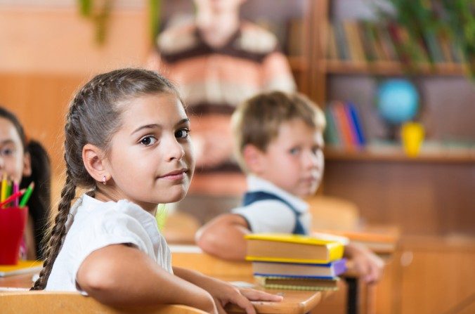 Mesas para assistir aulas em pé previnem a obesidade infantil