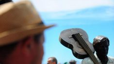 Tom Jobim ganha estátua de bronze na Praia de Ipanema