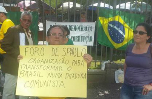 Grupo se mobiliza no centro do Rio e leva mensagem que denuncia o comunismo