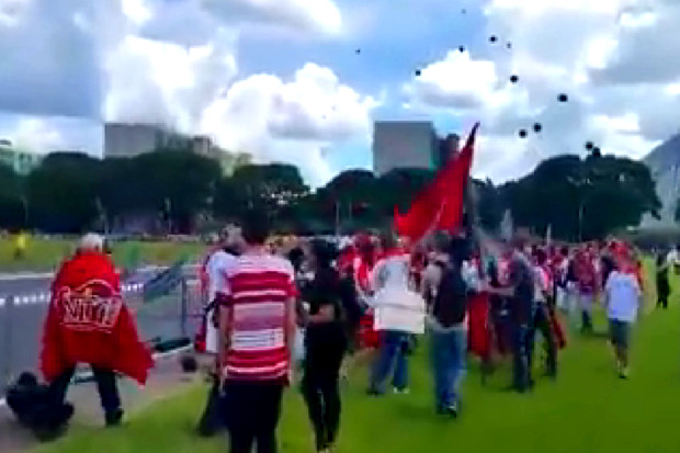 Militantes petistas e sindicalistas atacam protesto pacífico contra Dilma Rousseff durante a cerimônia de posse, em Brasília (Captura de tela/Facebook Revoltados On-line)