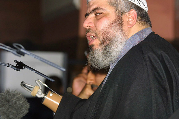 Terrorista islâmico Abu Hamza é condenado à prisão perpétua nos EUA