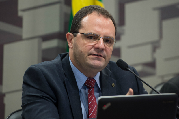 Brasil está perto da recessão, admite ministro Nelson Barbosa