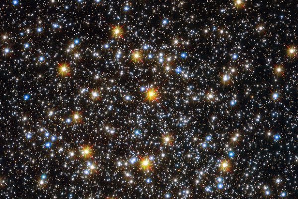 Estrelas velhas e jovens (ESA / Hubble e NASA)