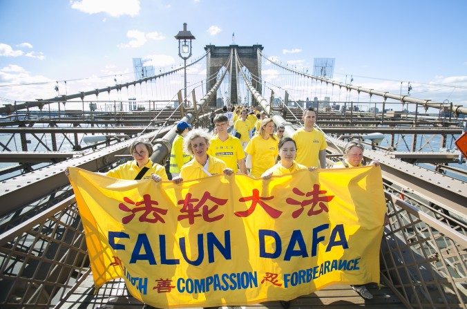 Mar de pessoas atravessa a ponte de Brooklyn pelos direitos humanos na China