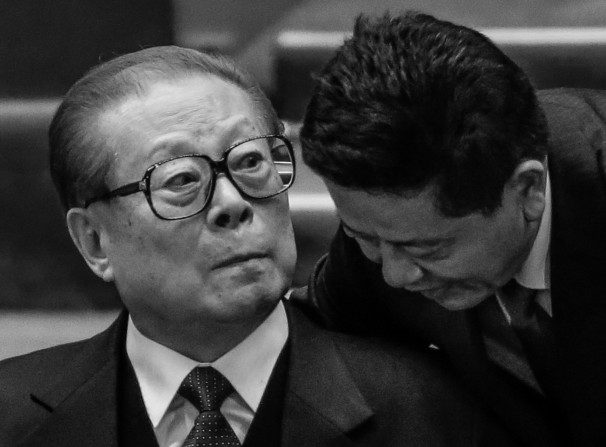 Chineses ultrapassam as barreiras do medo e processam legalmente Jiang Zemin