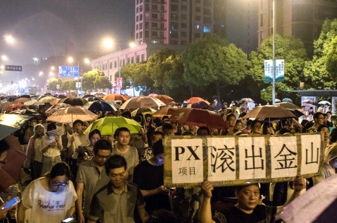 Polícia chinesa utiliza táticas ditatoriais para deter protesto