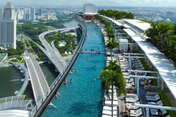 Conheça a deslumbrante piscina infinita de Singapura