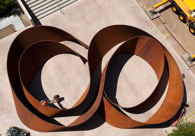 Desafiando espaço e tempo, gigantescas esculturas de Richard Serra atraem atenção mundial