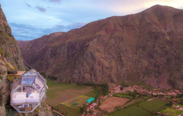 Conheça hotel no Peru onde você pode dormir pendurado em um penhasco