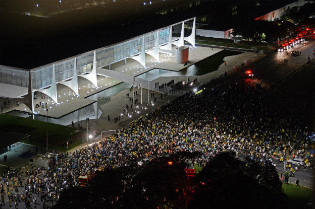 Seis mil protestam no Planalto pela saída de Dilma