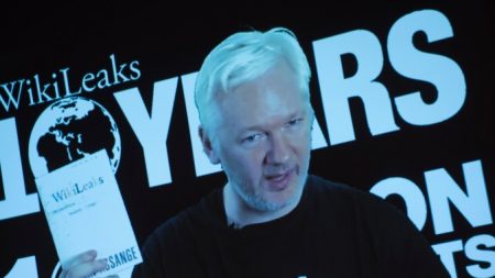 WikiLeaks diz que e-mails de Hillary são de fonte democrata, não de russos