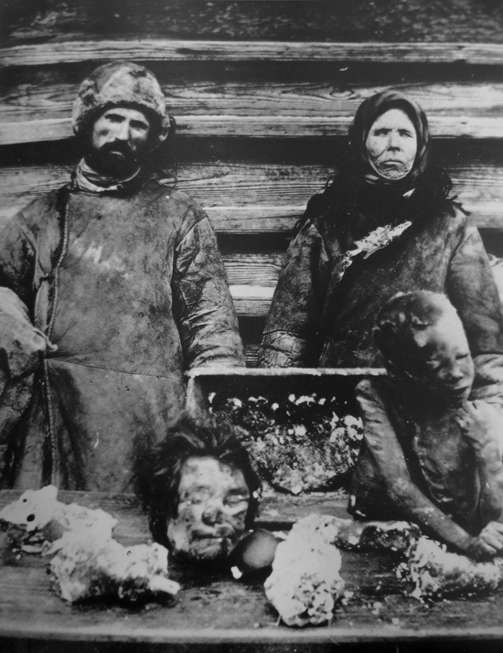Um homem e uma mulher com as partes de corpos de crianças diante deles. Estima-se que a fome na Rússia em 1921-1922 tenha matado de 5 a 10 milhões de pessoas. (Domínio Público)