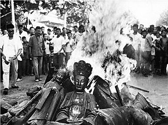 Estátuas budistas são incendiadas durante a revolução cultural na China. (Domínio Público)