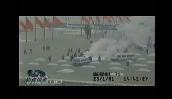 Em 2001, o Partido Comunista Chinês encenou um desajeitado drama de "autoimolação" na Praça da Paz Celestial, numa tentativa de voltar a opinião pública contra a prática pacífica do Falun Gong. (Captura de tela do documentário "Fogo Falso")