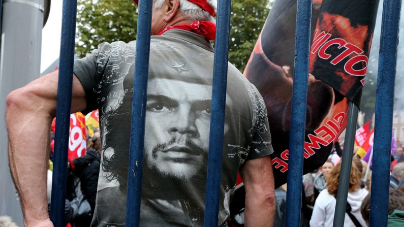 Um manifestante usa uma camisa com o retrato do líder comunista Ernesto "Che" Guevara durante um protesto em Amiens, França, em 19 de outubro de 2016. A maquilagem de figuras como o assassino Guevara é um exemplo da desinformação – a propagação deliberada de informações falsas para moldar a opinião pública. (Francois Nascimbeni/AFP/Getty Images)