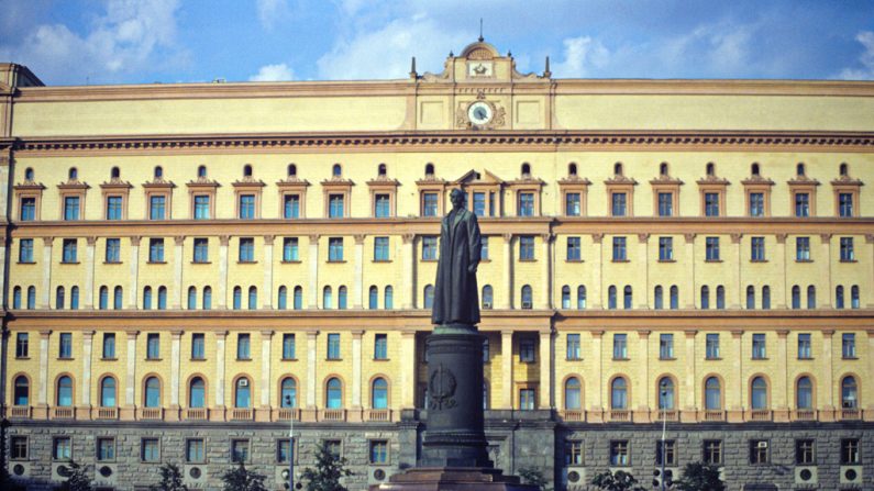 O prédio principal do Serviço de Segurança Federal da Rússia, antigo quartel-general da KGB, na Praça Lubyanka, em Moscou, Rússia, em 22 de agosto de 1991. (Vladimir Fedorenko/RIA Novosti, CC-BY-SA 3.0)
