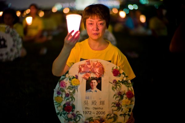 Jennifer Zeng honra as vítimas da perseguição ao Falun Gong durante um evento nos arredores do Monumento de Washington, em Washington DC, em 22 de julho de 2010 (Mark Zou/Epoch Times)