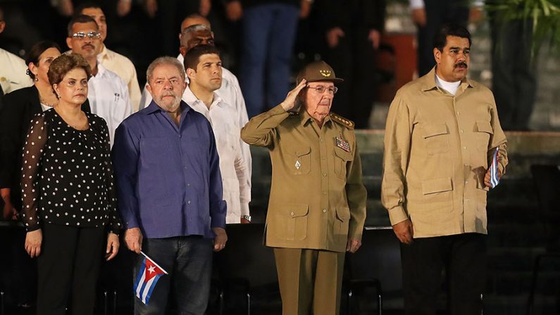 Os ex-presidentes do Brasil, Dilma Rousseff e Lula (E), o ditador cubano, Raúl Castro (C), e o ditador venezuelano, Nicolás Maduro (D), durante um memorial ao ex-ditador de Cuba, Fidel Castro, em 3 de dezembro de 2016 em Santiago de Cuba, Cuba (Joe Raedle / Getty Images)