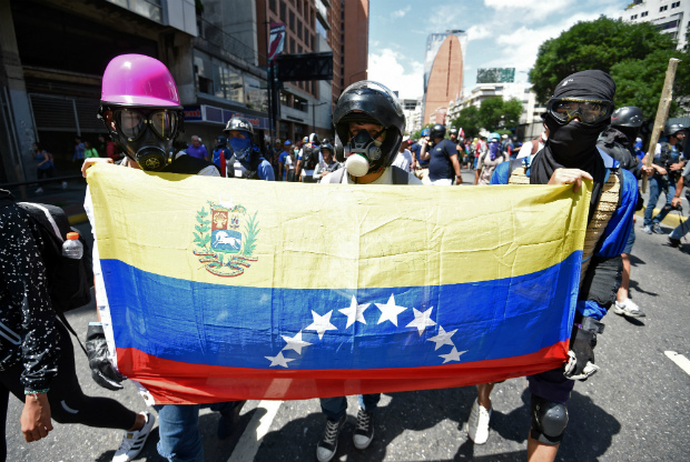 Jovem de 18 anos é morto por milícia de Maduro em protesto na Venezuela