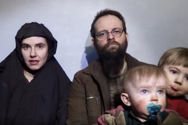 Uma captura de tela de um vídeo postado pelo grupo terrorista Haqqani em 19 de dezembro de 2016, mostrando a americana Caitlan Coleman, seu marido canadense Joshua Boyle e seus dois filhos (Reprodução)