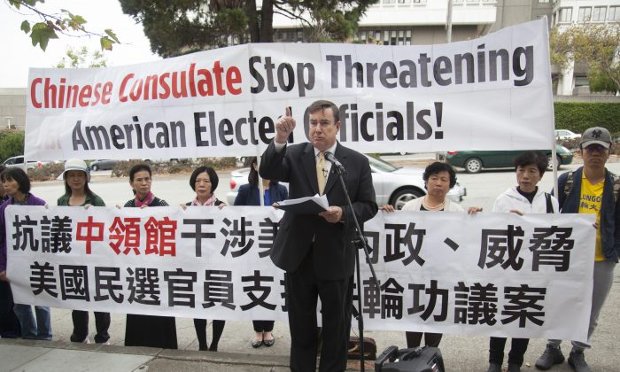 Senador Anderson discursa em frente ao consulado chinês em São Francisco durante uma manifestação para protestar sobre a interferência do regime chinês na legislatura californiana, 8 de setembro de 2017 (Lear Zhou/Epoch Times)