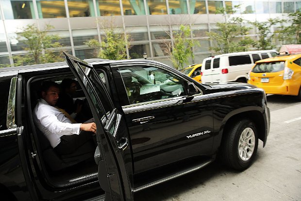 Um homem toma um carro da Uber, um dos serviços de transporte privado de passageiros por aplicativos de celular, modalidade inovadora no mercado (Spencer Platt/Getty Images)