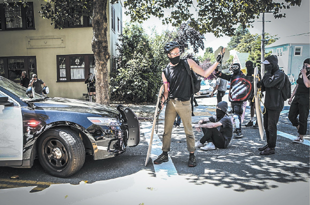 Membros do grupo de extrema esquerda Antifa se preparam para um confronto em Berkeley, na Califórnia, em 27 de agosto. A teoria comunista do materialismo dialético visa incitar o conflito e a luta (Amy Osborne/AFP/Getty Images)