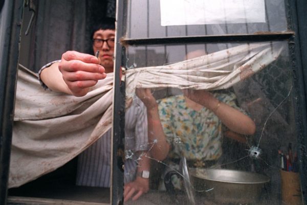 Um residente de Pequim no lado oeste da Praça da Paz Celestial mostra um projétil que foi disparado pelo Exército da Libertação Popular e atravessou a janela de seu apartamento no centro de Pequim no início de junho de 1989 (Manuel Ceneta/AFP/Getty Images)