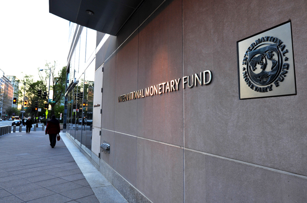 Um sinal do Fundo Monetário Internacional (FMI) num edifício em Washington, D.C., em 5 de abril de 2016 (Karen Bleier/AFP/Getty Images)