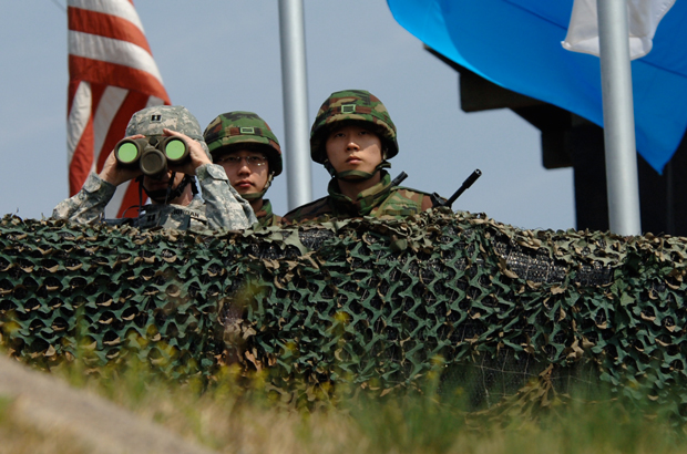 Tiros disparados quando soldado da Coreia do Norte deserta pela fronteira