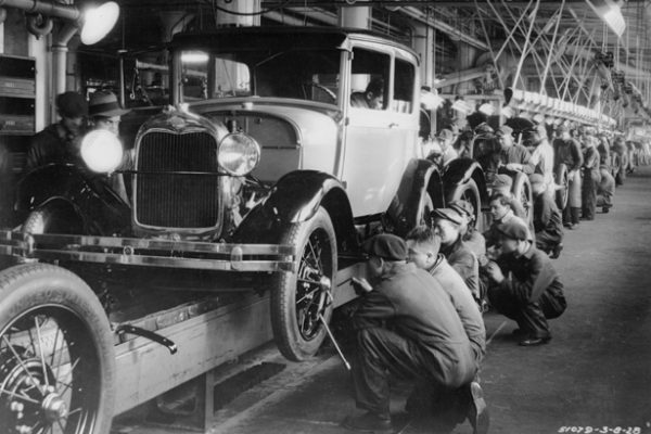 capitalismo, comunismo - A linha de produção de uma fábrica de automóveis da Ford em Michigan em 1927 (Hulton Archive/Getty Images)