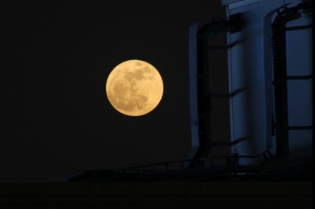 Super Lua cheia de 3 de dezembro de 2017 vista a partir da cidade de Gidá, na Arábia Saudita. Da Terra, os cientistas mexicanos controlarão seus equipamentos (Majed Abu-Zahara/Space Weather Gallery) 