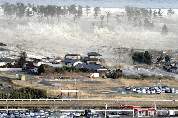 Tsunami invade a costa do Japão em 11 de março de 2011 provocando morte e destruição após intensos terremotos (Wikimedia)
