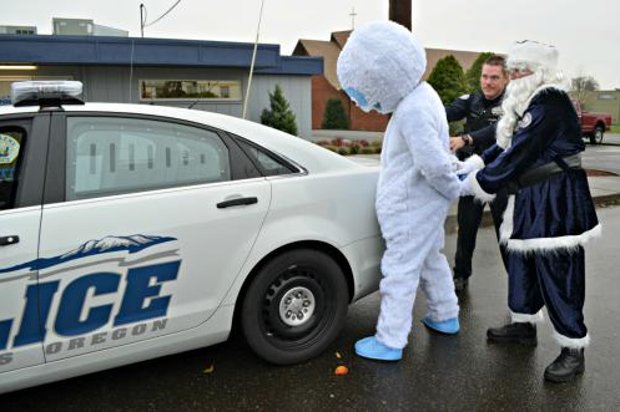A polícia "deteve" o 'Abominável Boneco de Neve' em 18 de dezembro de 2017, como parte de uma campanha de repressão à condução alterada (Departamento de Polícia de St. Helens)