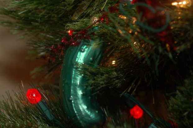 Principalmente os moradores da região central dos EUA costumam esconder entre os raminhos da árvore de Natal o chamado 'picles alemão' como um dos itens de decoração (Reprodução)