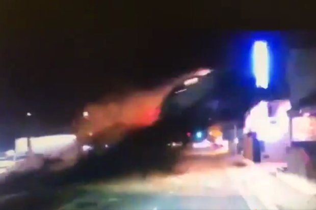 Câmera mostra carro voando antes de invadir segundo andar de edifício