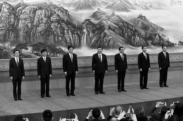 Os membros do Comitê Permanente do Politburo do Partido Comunista Chinês (esq.-dir.), Han Zheng, Wang Huning, Li Zhanshu, o líder chinês Xi Jinping, o primeiro-ministro Li Keqiang, Wang Yang e Zhao Leji, posam para a mídia no Grande Salão do Povo em Pequim, China em 25 de outubro de 2017 (Wang Zhao/AFP/Getty Images)
