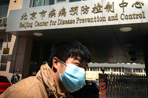 Um chinês deixa o Centro de Controle e Prevenção de Doenças em Pequim em 18 de abril de 2013 (Mark Ralston/AFP/Getty Images)