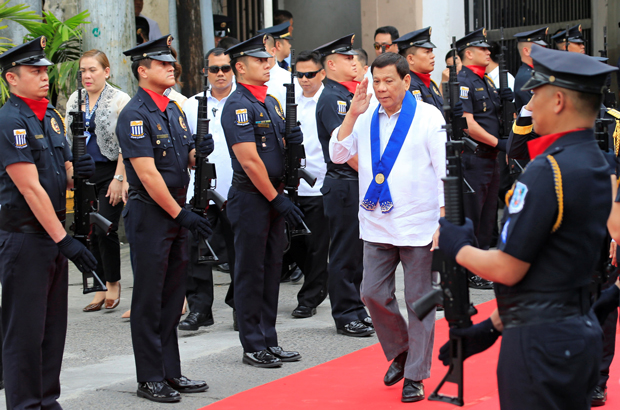 Presidente Duterte das Filipinas diz que está cansado, velho e quer deixar o poder