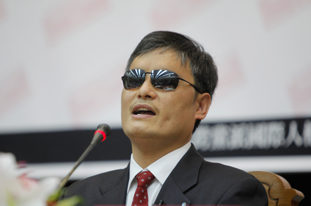 O dissidente chinês e advogado de direitos humanos Chen Guangcheng é retratado durante sua visita ao Legislativo Yuan em Taipei, Taiwan, em 25 de junho de 2013 (Ashley Pon/Getty Images)