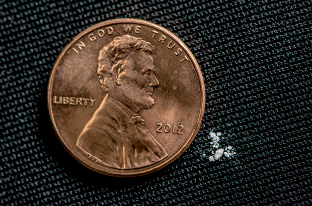 Um imagem mostrando 2 miligramas de fentanila, um dose letal para a grande maioria das pessoas (DEA)